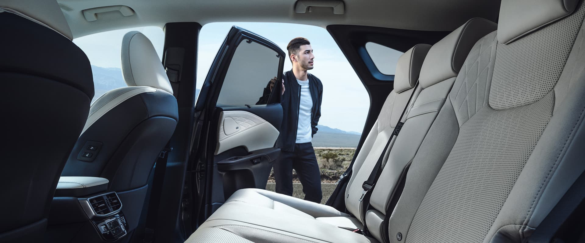 Lexus RX 350 Và Volkswagen Touareg: SUV 5 Chỗ Tầm Giá 2.5-3.5 Tỷ Đồng | So Sánh Chi Tiết Để Chọn Đúng Xe Ưng Ý 13 gallery design 06 d