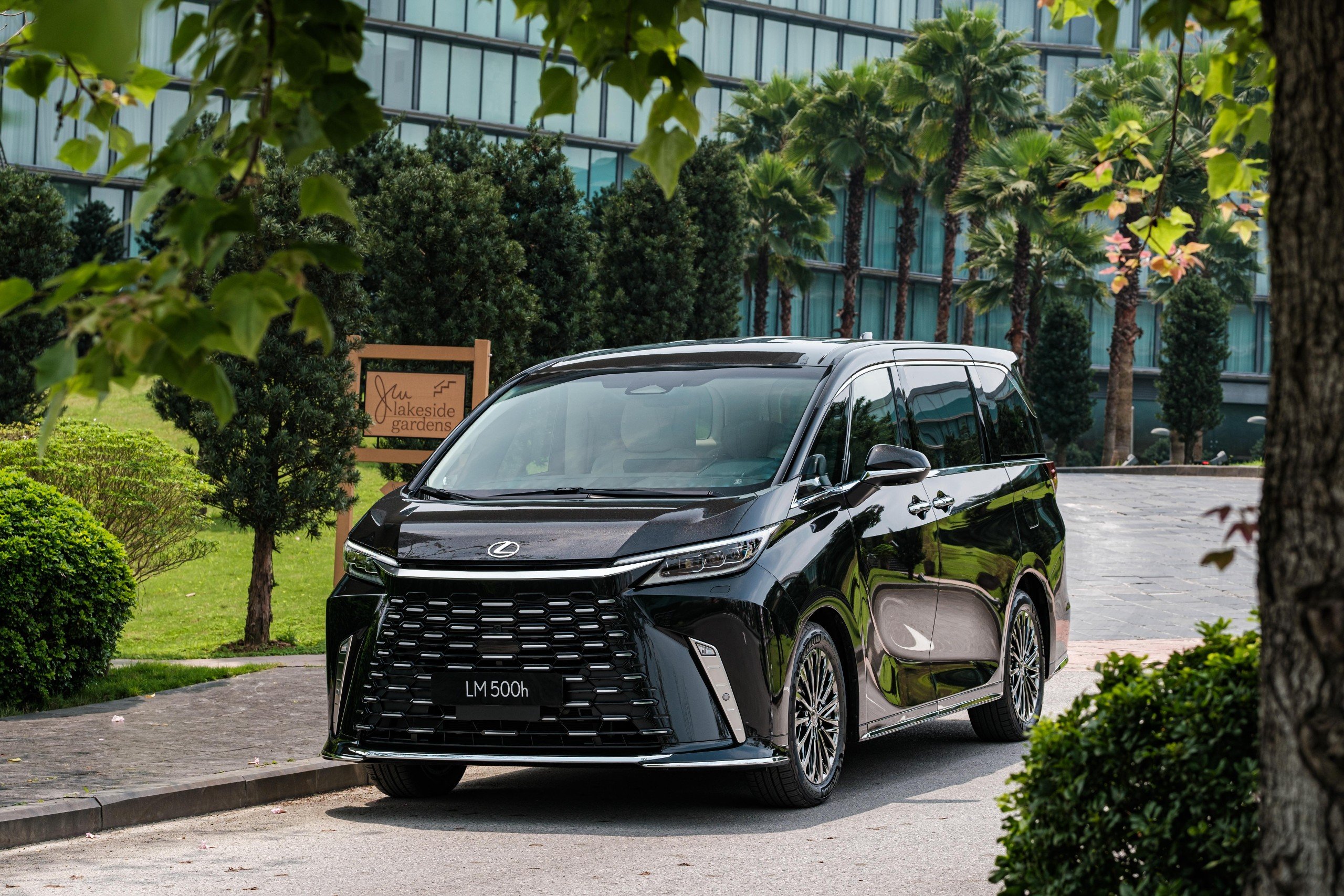 LEXUS VIỆT NAM CHÍNH THỨC GIỚI THIỆU LEXUS LM HOÀN TOÀN MỚI